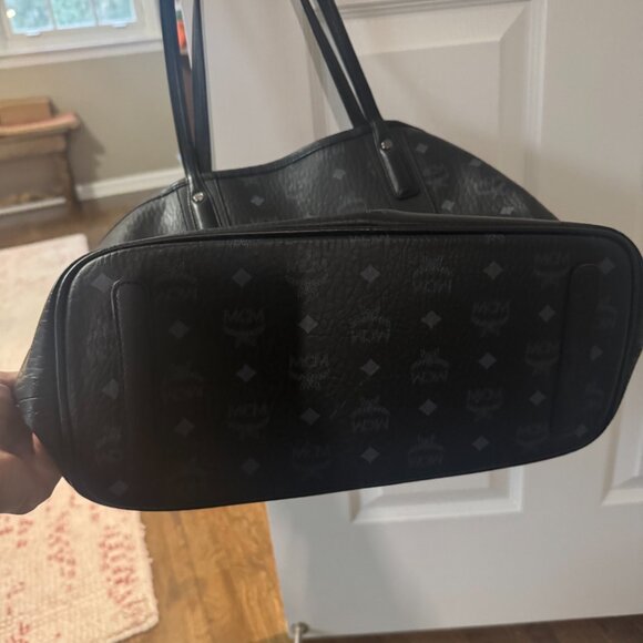 MCM Liz Medium Reversible Tote - Picture 3 of 7